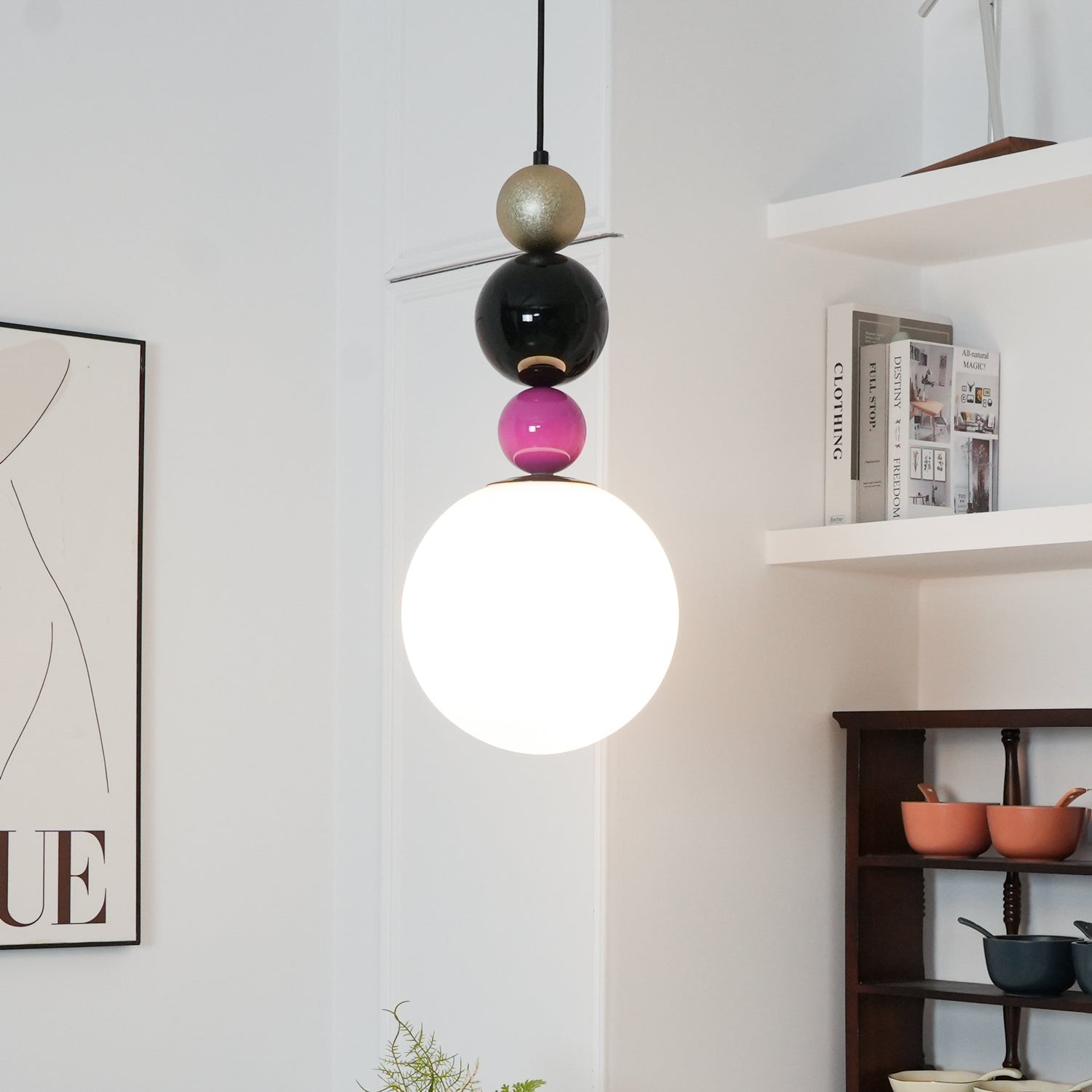 Podświetlana okrągła lampa wisząca w kształcie kuli w pomieszczeniu lifestylowym