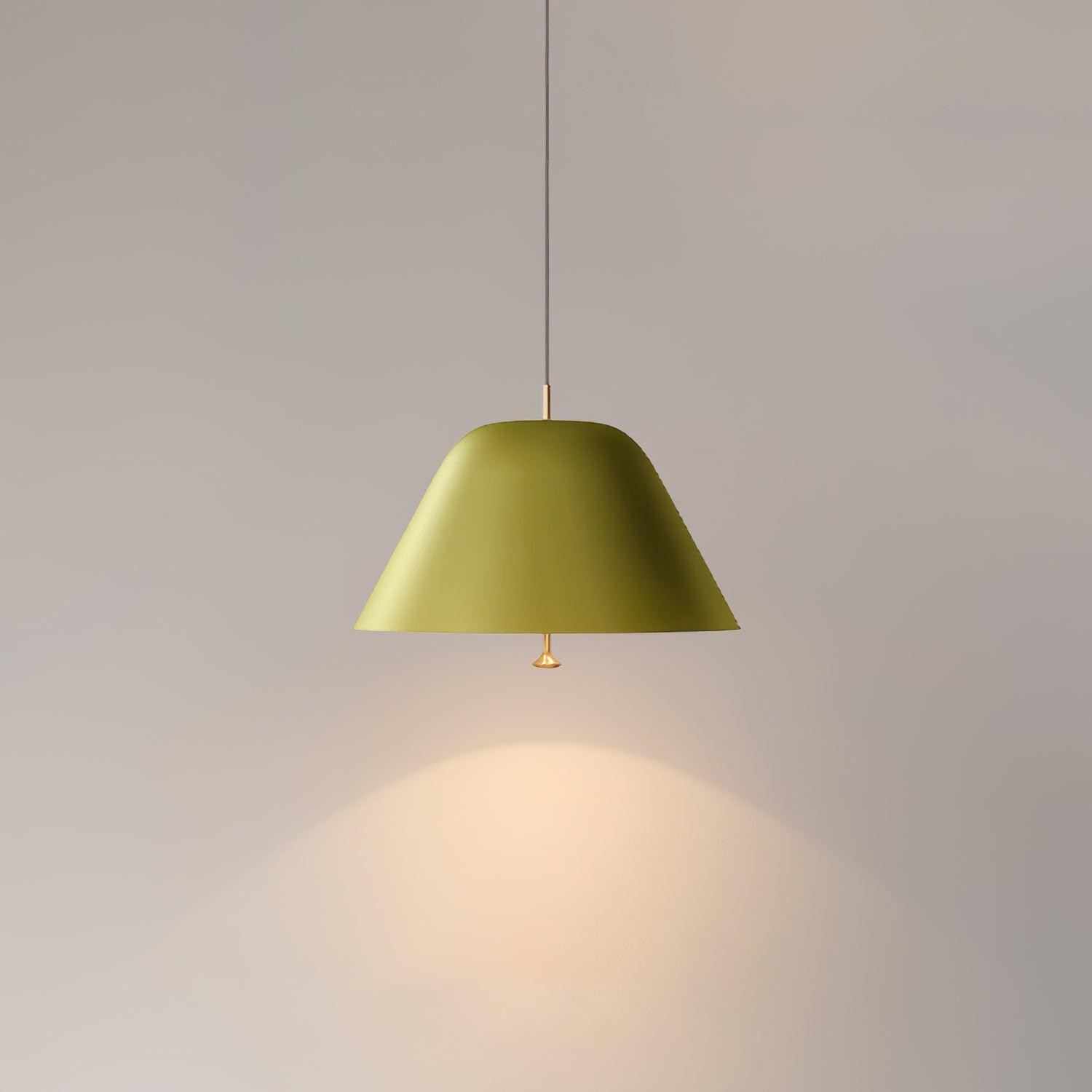 Zielona metalowa lampa wisząca Gruszka M246 oświetlająca prostą scenę pokojową