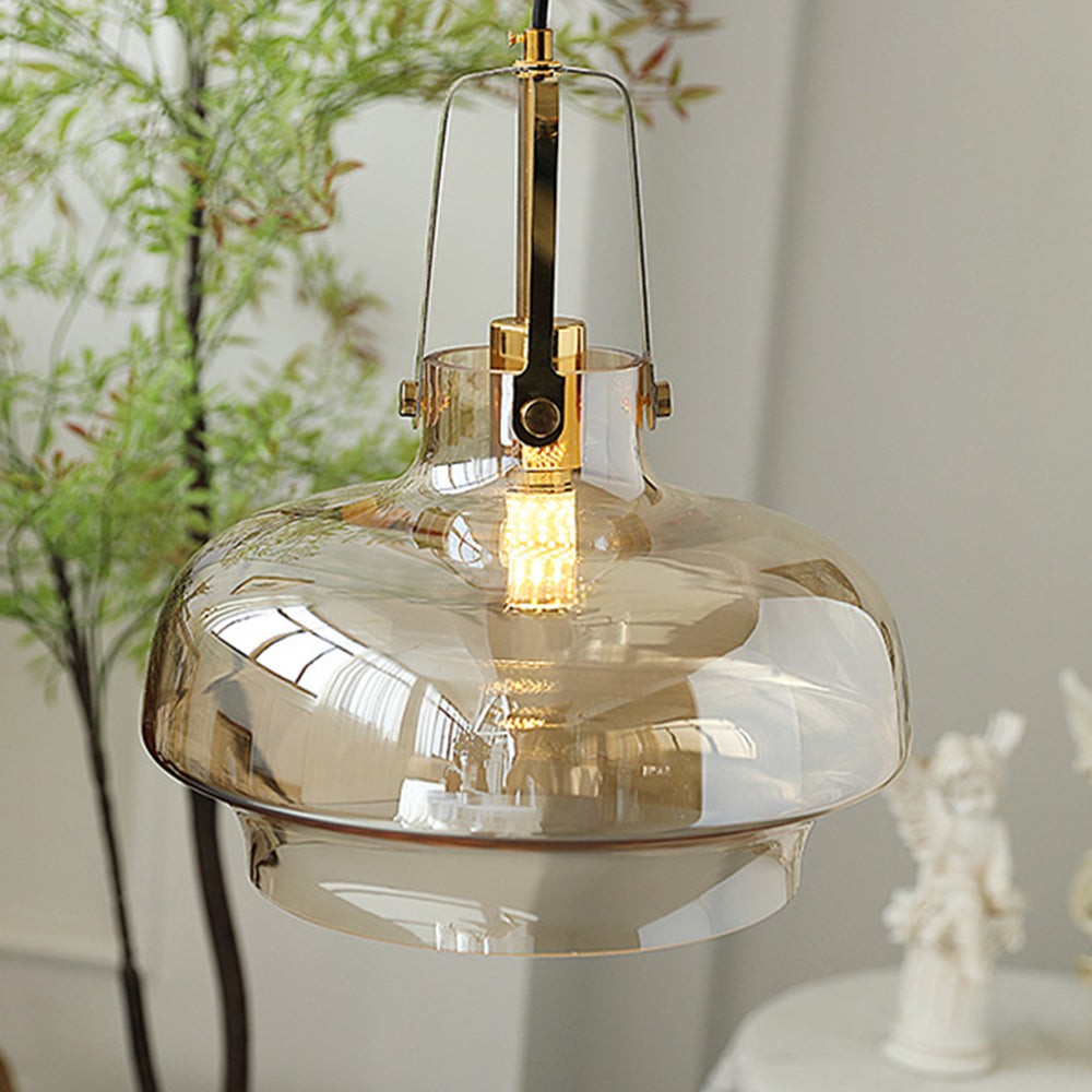 Lampa wisząca w dekoracyjnym pomieszczeniu z rośliną i figurką