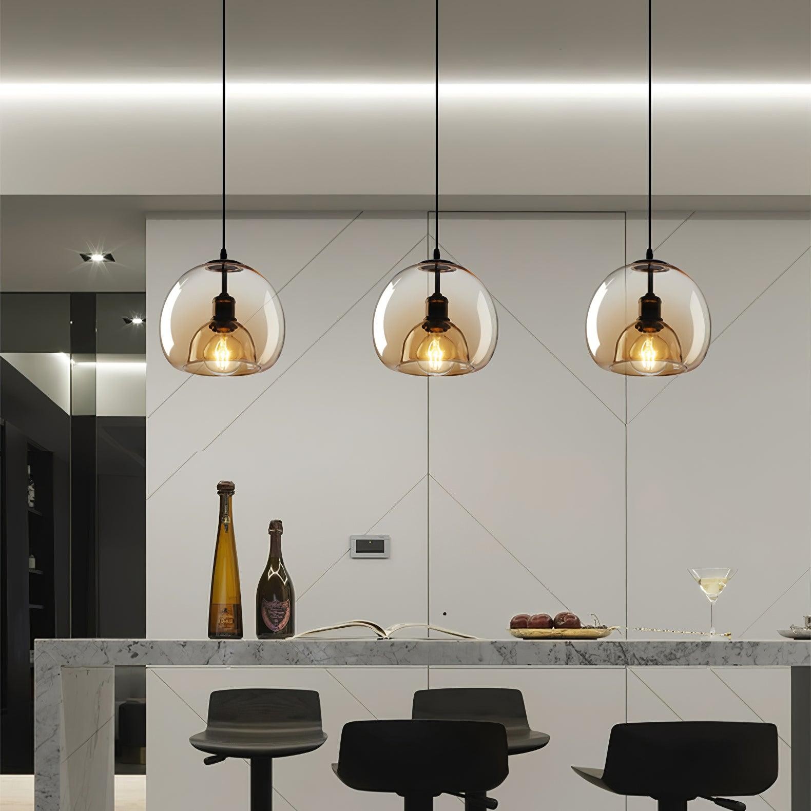 Trzy lampy wiszące Pearl Essence nad ladą