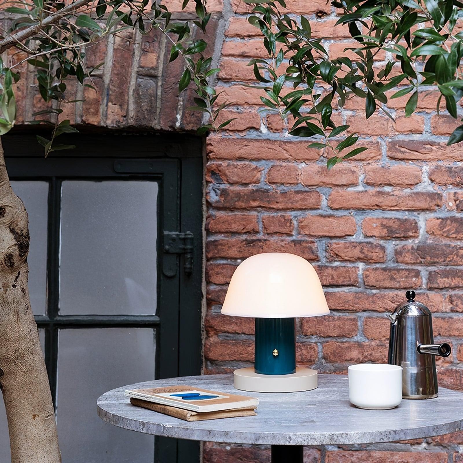 Sopplignende trådløs lampe på et utendørs borddekking
