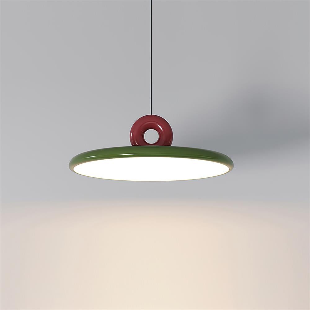 Vue de la lampe suspendue soucoupe volante avec finition rouge et verte