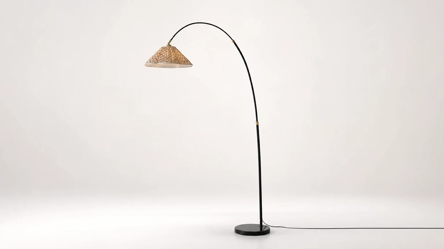 Lampa podłogowa Arcadia D312 łukowata lampa podłogowa w ciepłej scenie salonu