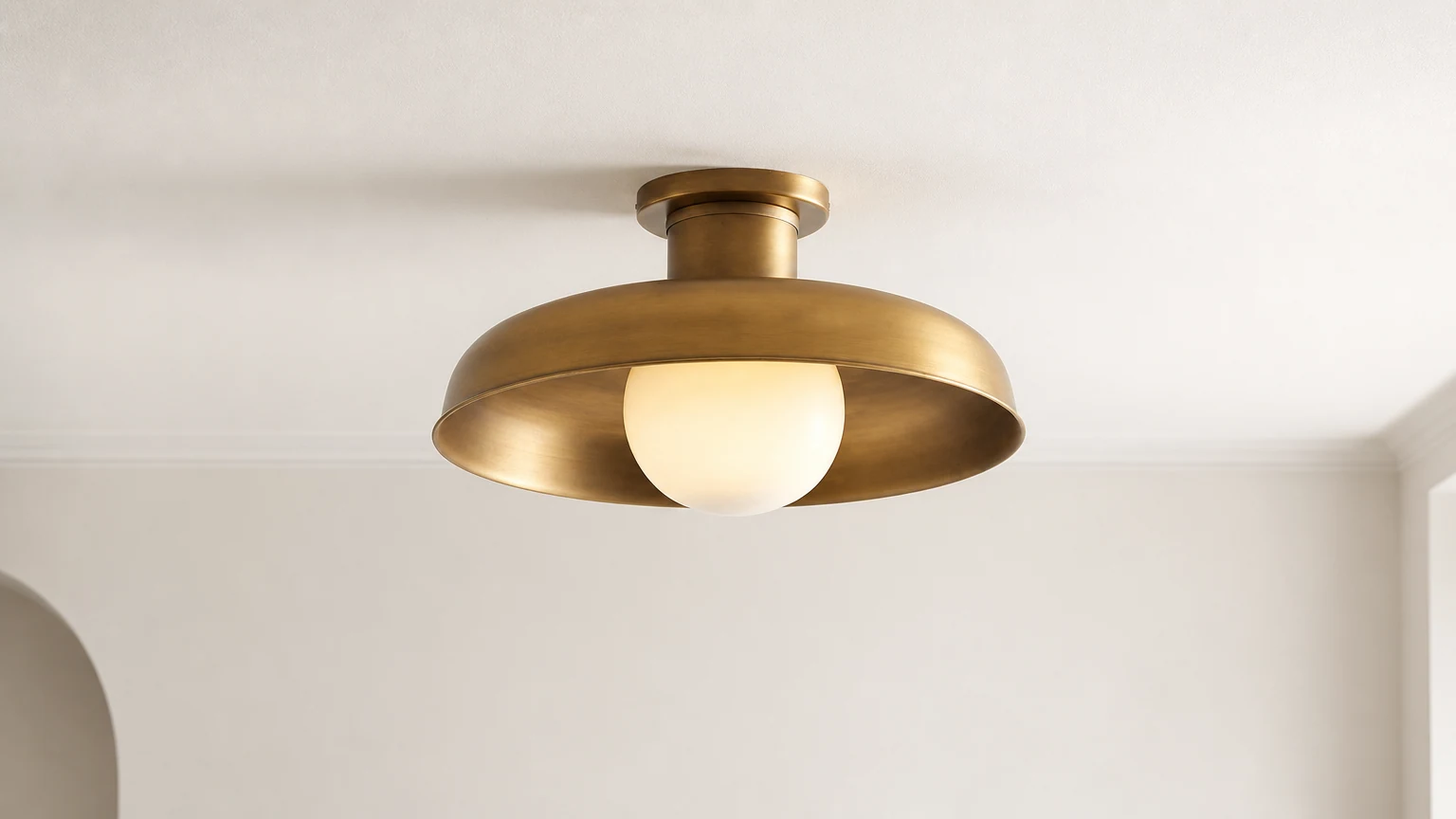 Półwpuszczana lampa sufitowa Cadence D622 zainstalowana w ciepłym wnętrzu