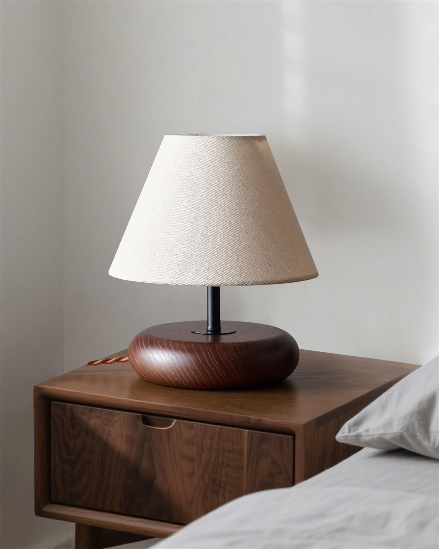 Lampa stołowa Olen D100 na stoliku nocnym