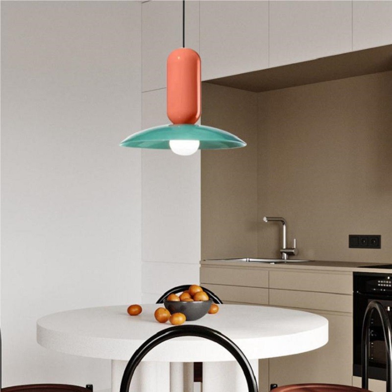 Lampa wisząca Color Block Frisbee Pau nad stołem w kuchni lub jadalni