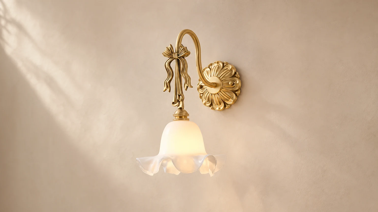 Lampa ścienna Lysette D368 zainstalowana jako kinkiet z ciepłego mosiądzu