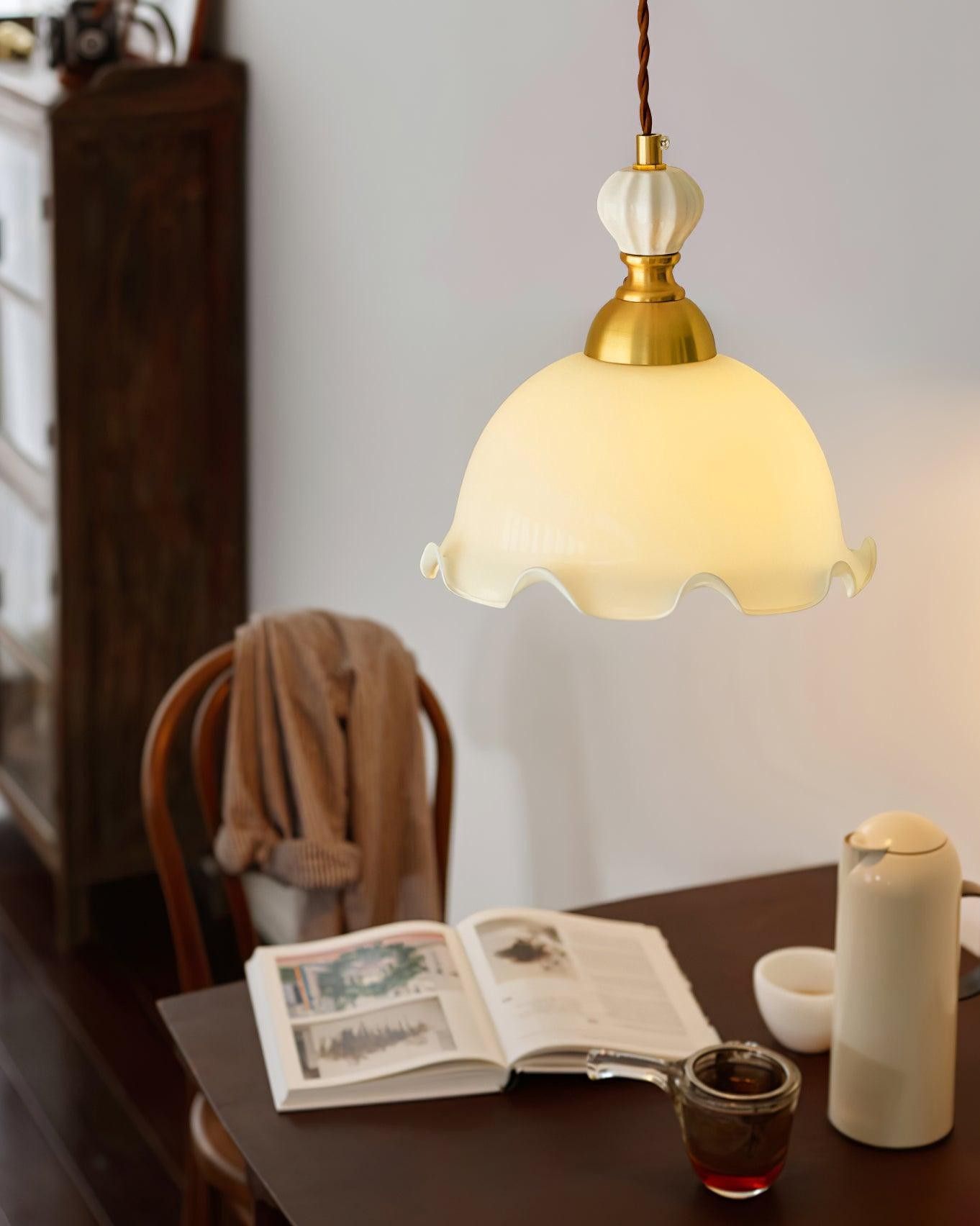 Elegant Bud-pendellampe over et skrivebord eller bord