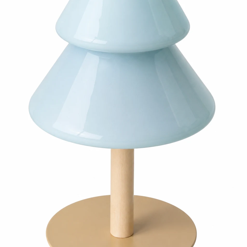 Zbliżenie na szklany klosz lampy stołowej Little Tree i metalową konstrukcję