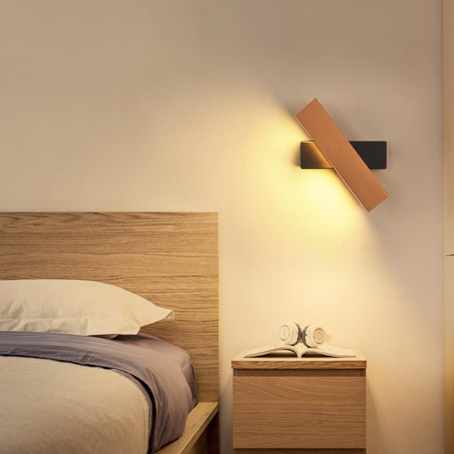 Justerbar vägglampa för veranda bredvid en säng med varm väggbelysning
