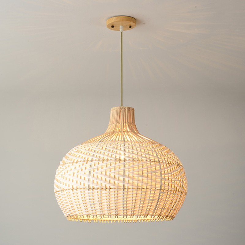 Lampadario a sospensione in rattan naturale a luce calda installato vicino al soffitto