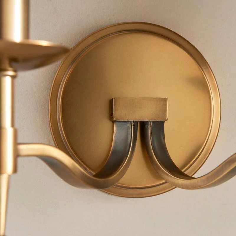 Tela Traditional Brass Wall Light - Classic Curved-Arm Sconce for Living Room & Hallway T655