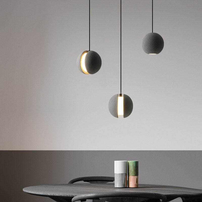 MARS pendellamper over en minimalistisk bordplate