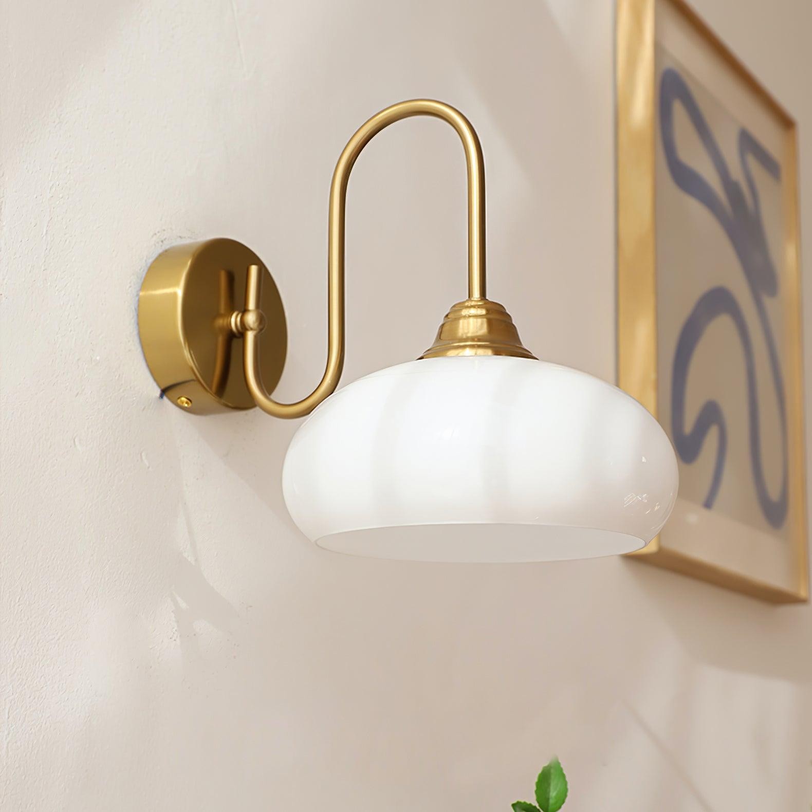Zainstalowana mosiężna lampa ścienna M230 w pobliżu dzieł sztuki