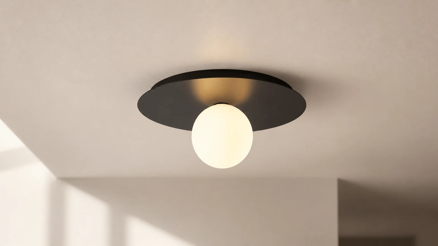 Okrągła lampa ścienna i sufitowa LED AuroraDisk w nordyckim pomieszczeniu