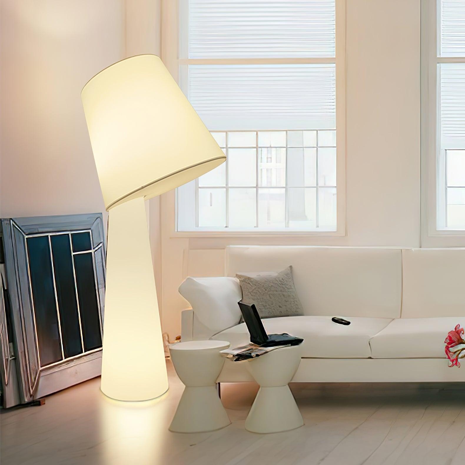 Lampa podłogowa M76 obok jasnej sofy