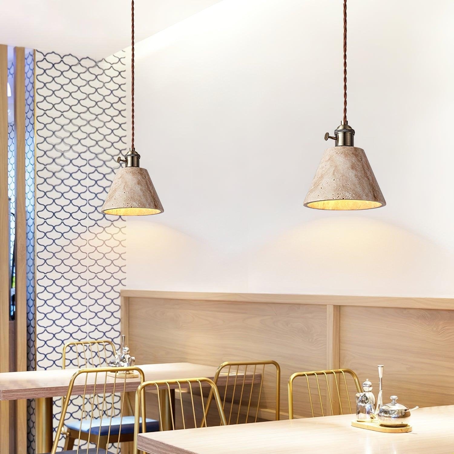 Para wisiorków z trawertynu w kształcie stożka w jadalni lub restauracji