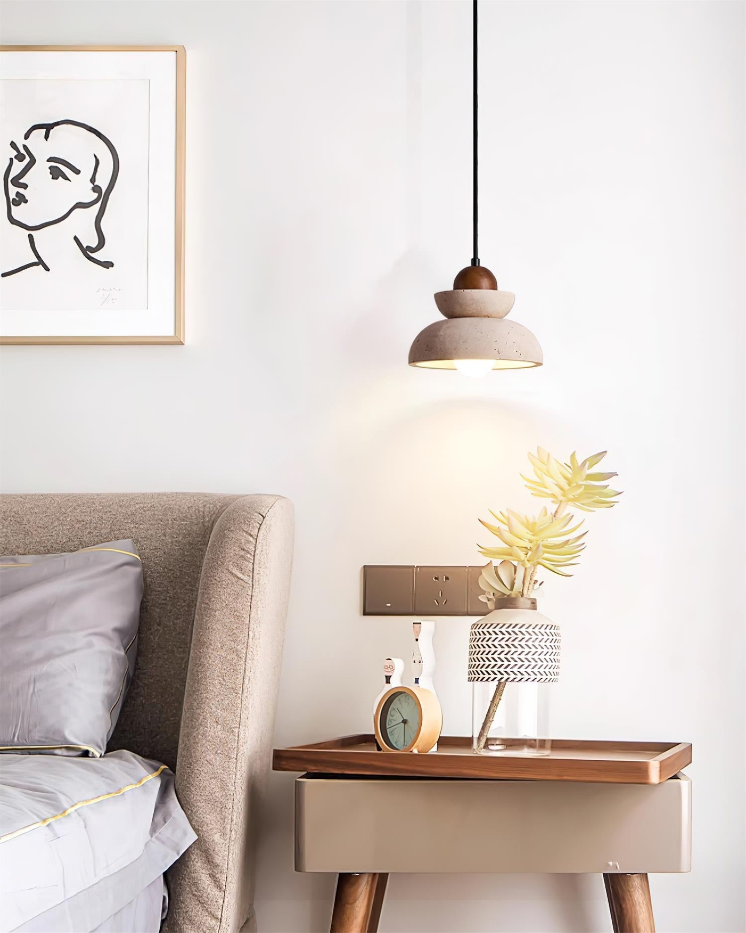Lampa wisząca Karwei obok łóżka i szafki nocnej
