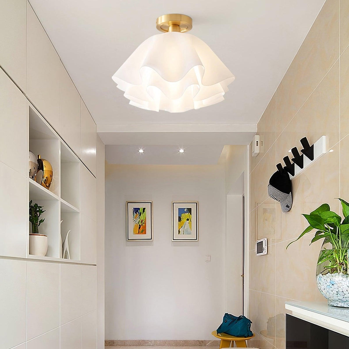 Plafonnier Lustra installé dans un couloir