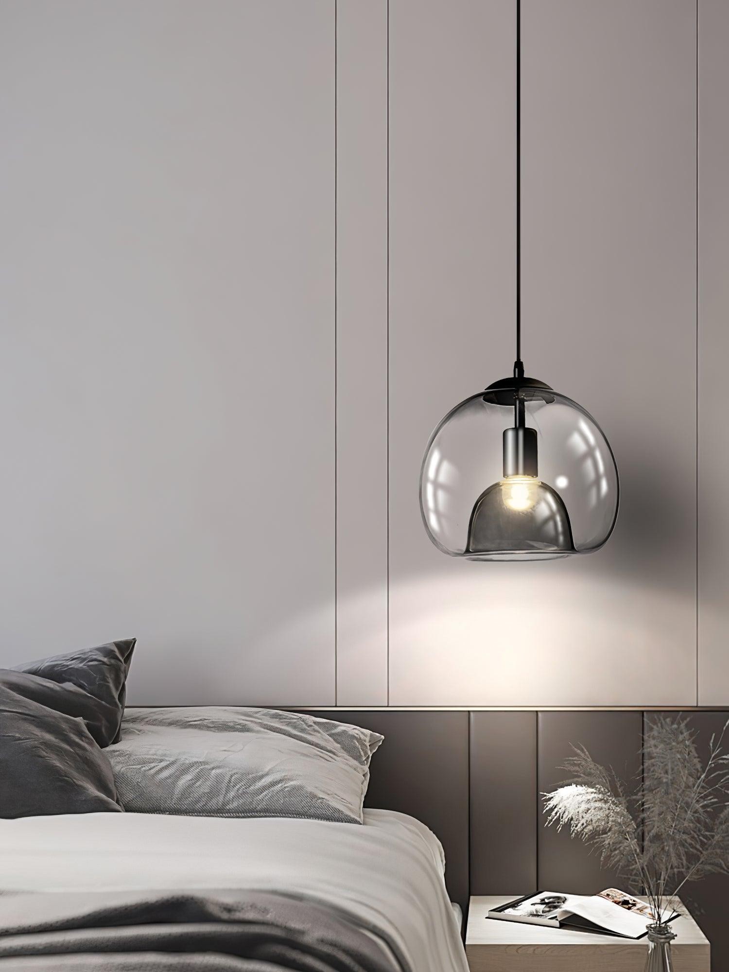 Lampa wisząca Pearl Essence umieszczona z boku łóżka