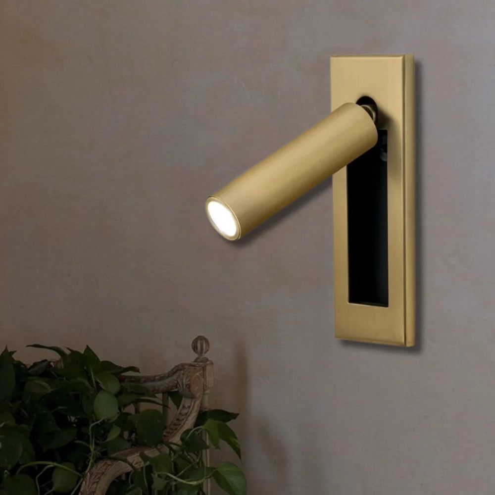 Aplique de pared Gold D790 instalado en una habitación decorada.