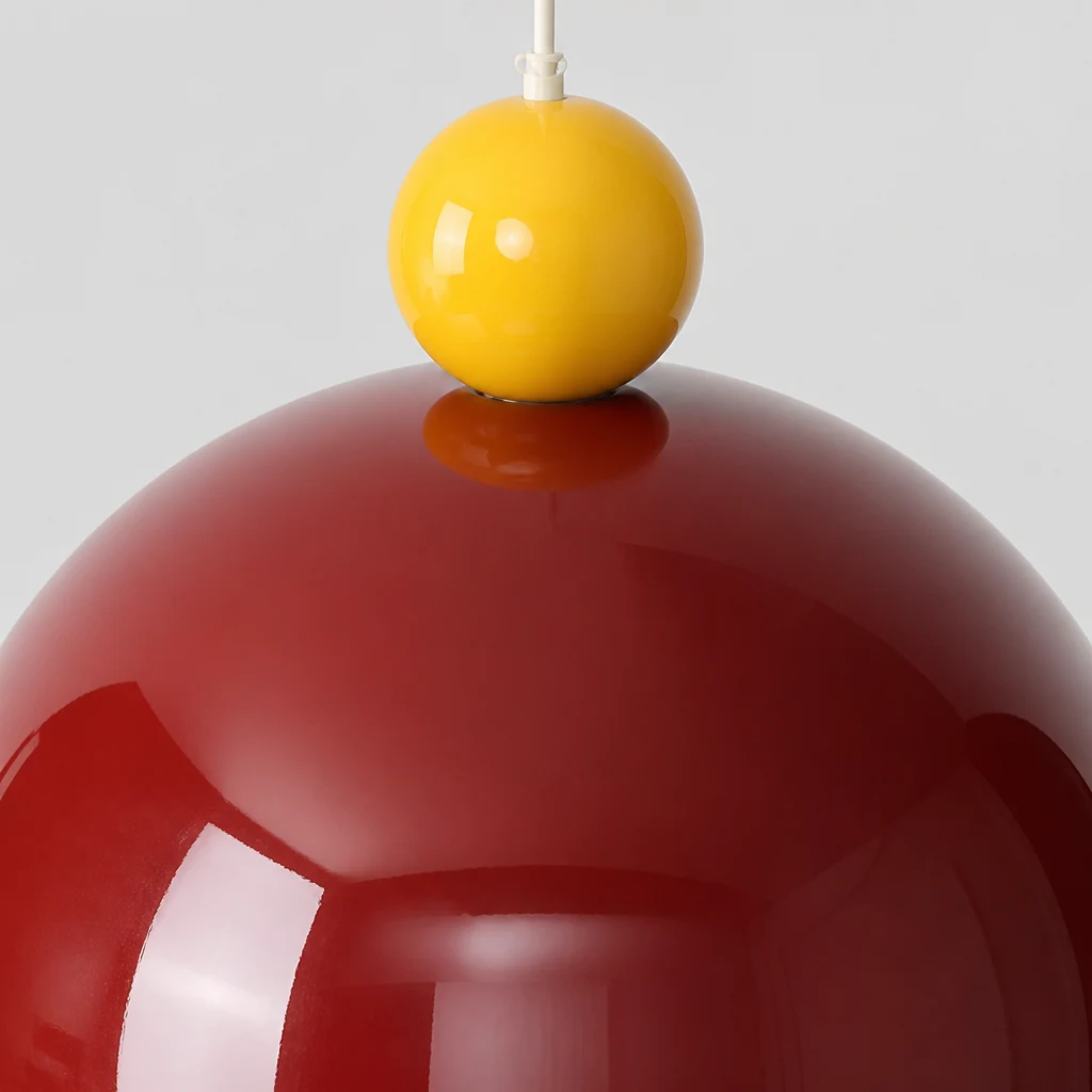 Zbliżenie na mosiężne wykończenie lampy wiszącej