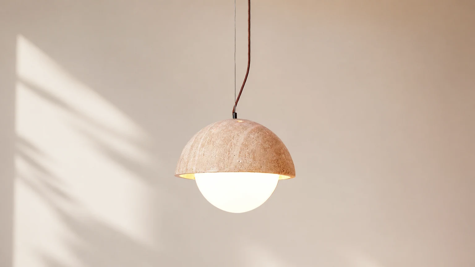 Trawertynowa Kreatywna Półkulista Lampa Wisząca M75 w ciepłej oprawie wnętrza