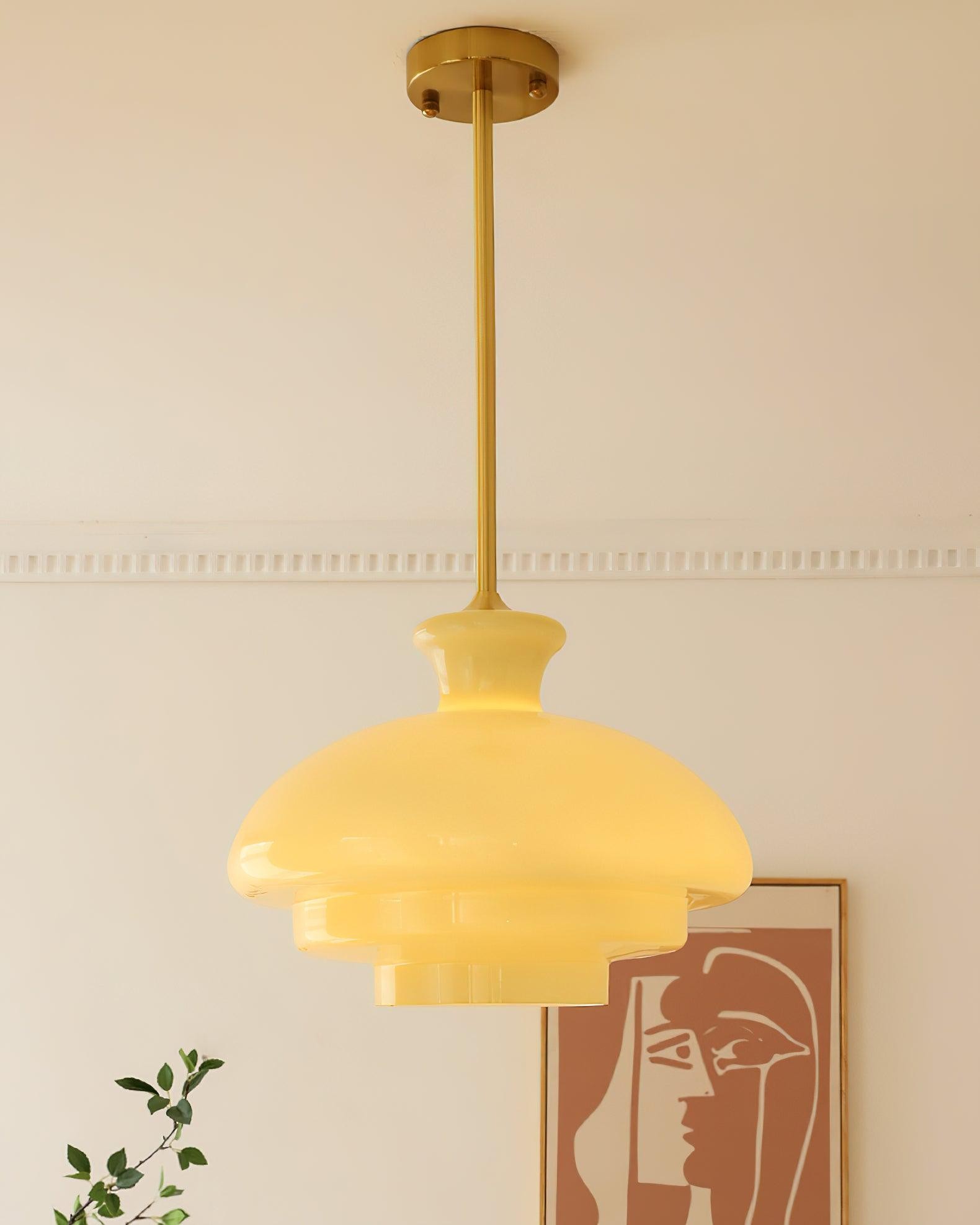 Zamontowana lampa wisząca z żółtego szkła w ciepłym wnętrzu