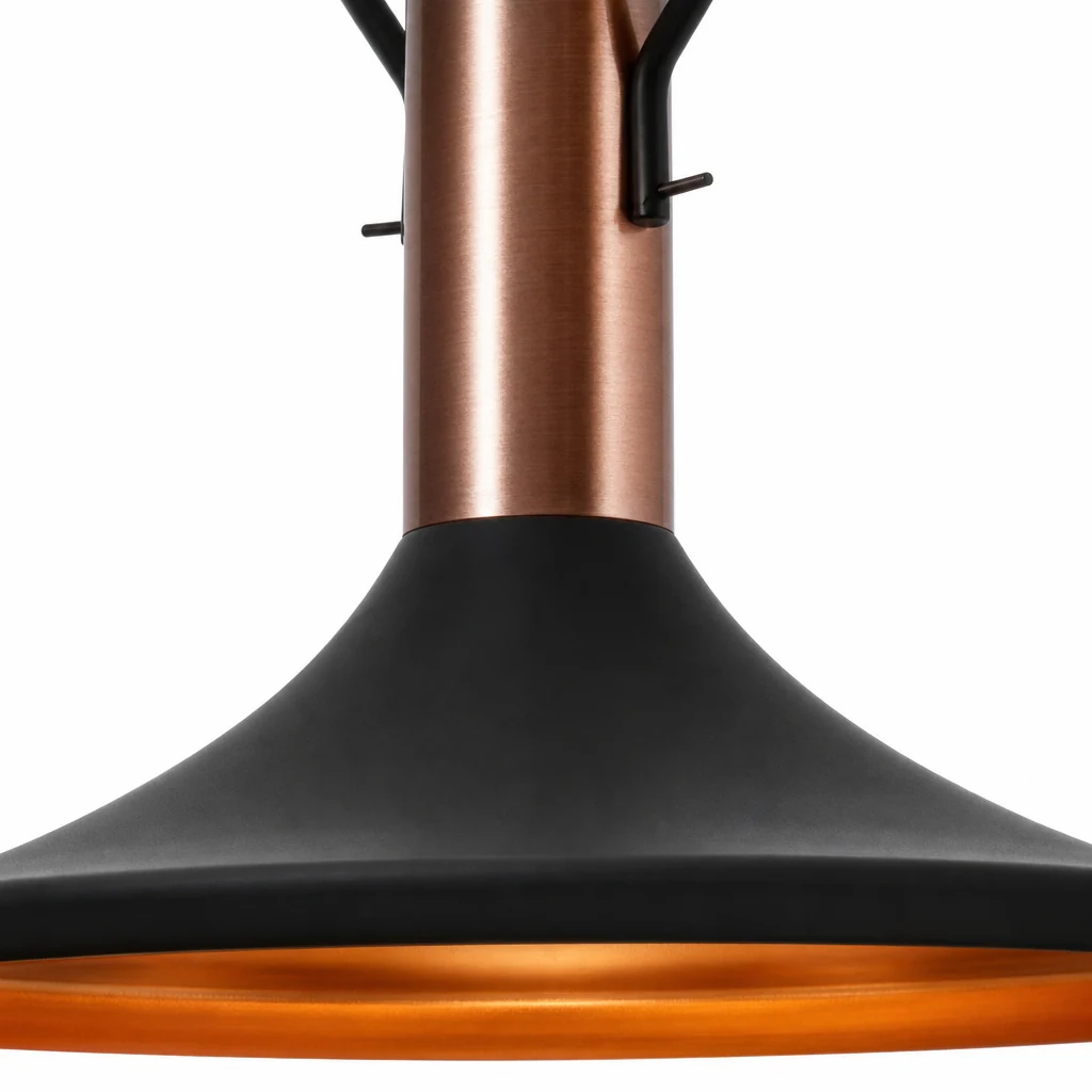 Zbliżenie na metalowe wykończenie i klosz lampy wiszącej VIXONETTE