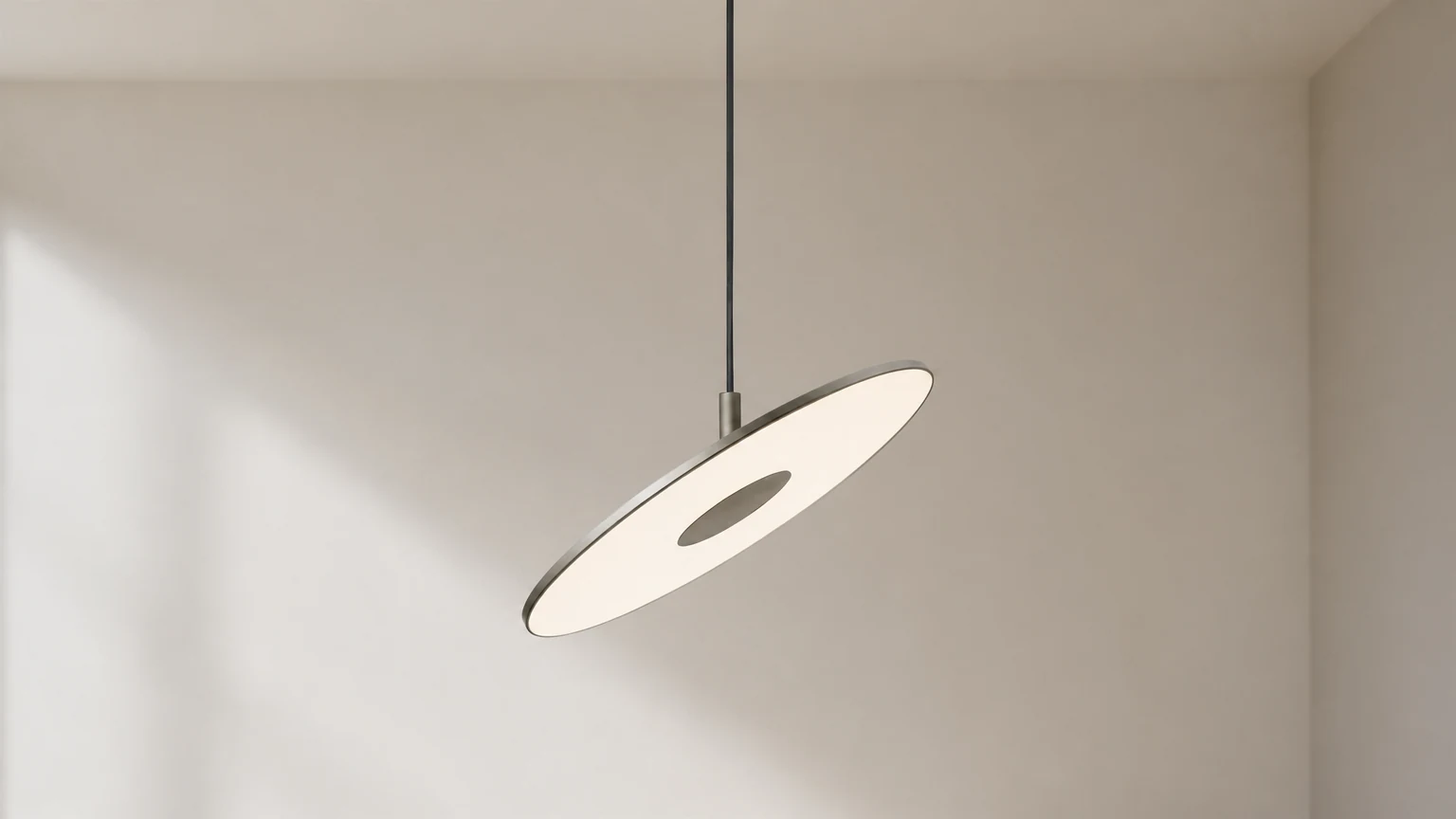 Okrągła lampa wisząca Disc M482 w nowoczesnej aranżacji pomieszczenia