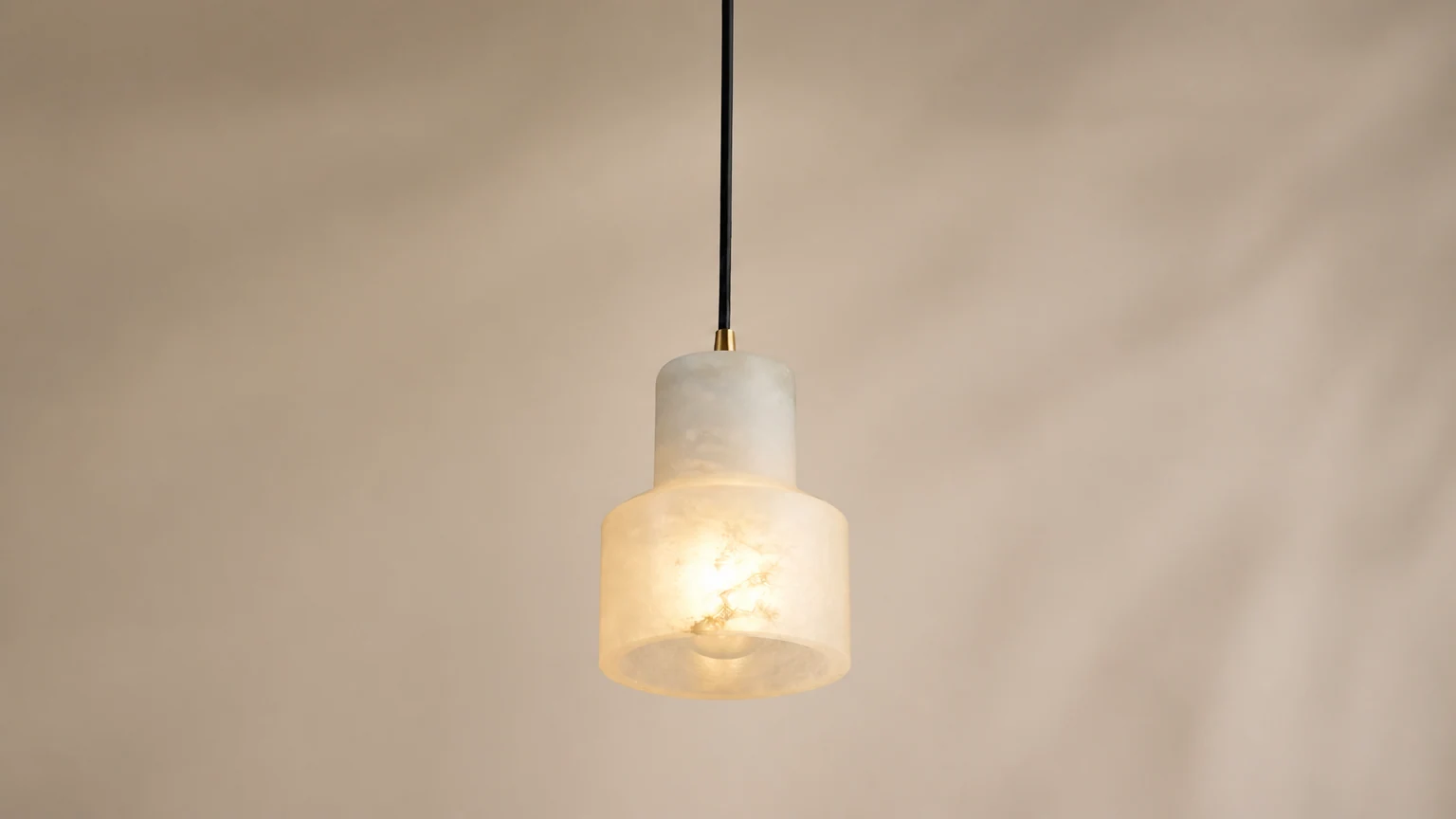 Alabastrowa lampa wisząca Millson w ciepłym wnętrzu