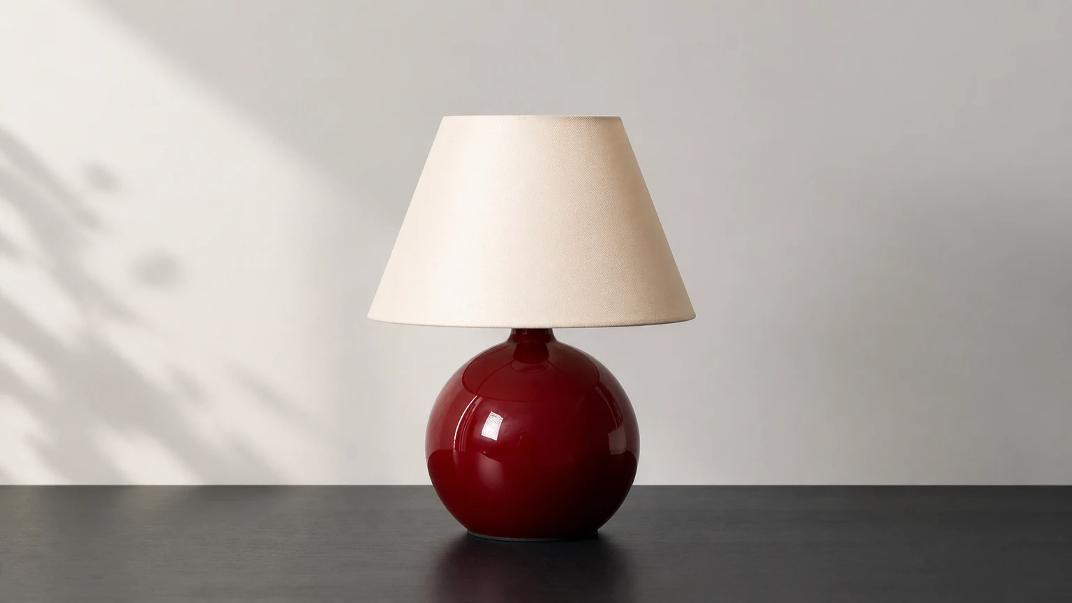 Lampa stołowa Red Nanu D26 z czerwoną szklaną podstawą i beżowym kloszem