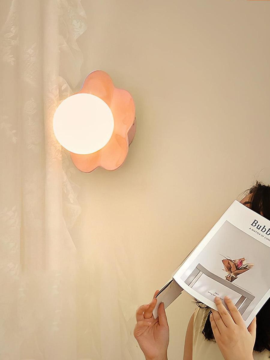 Montowana na ścianie lampa kwiatowa La fleur w kontekście czytelni