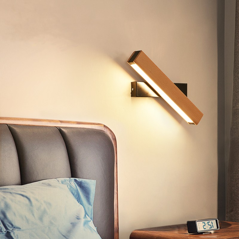 Justerbar vägglampa för veranda ovanför en säng i ett varmt rum