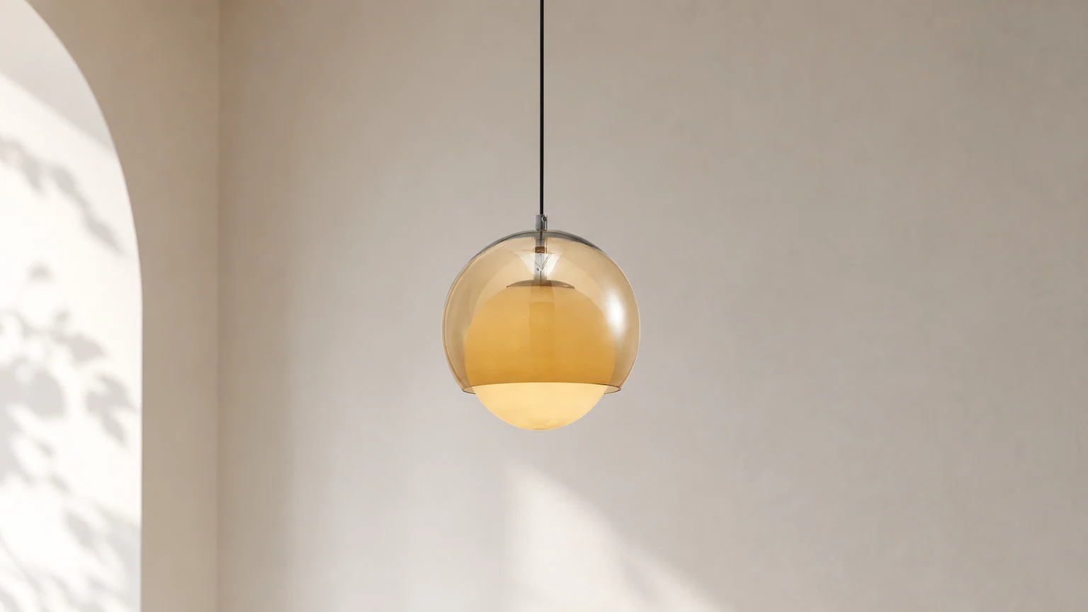 Lampa wisząca Misty D39 w ciepłej oprawie wnętrza