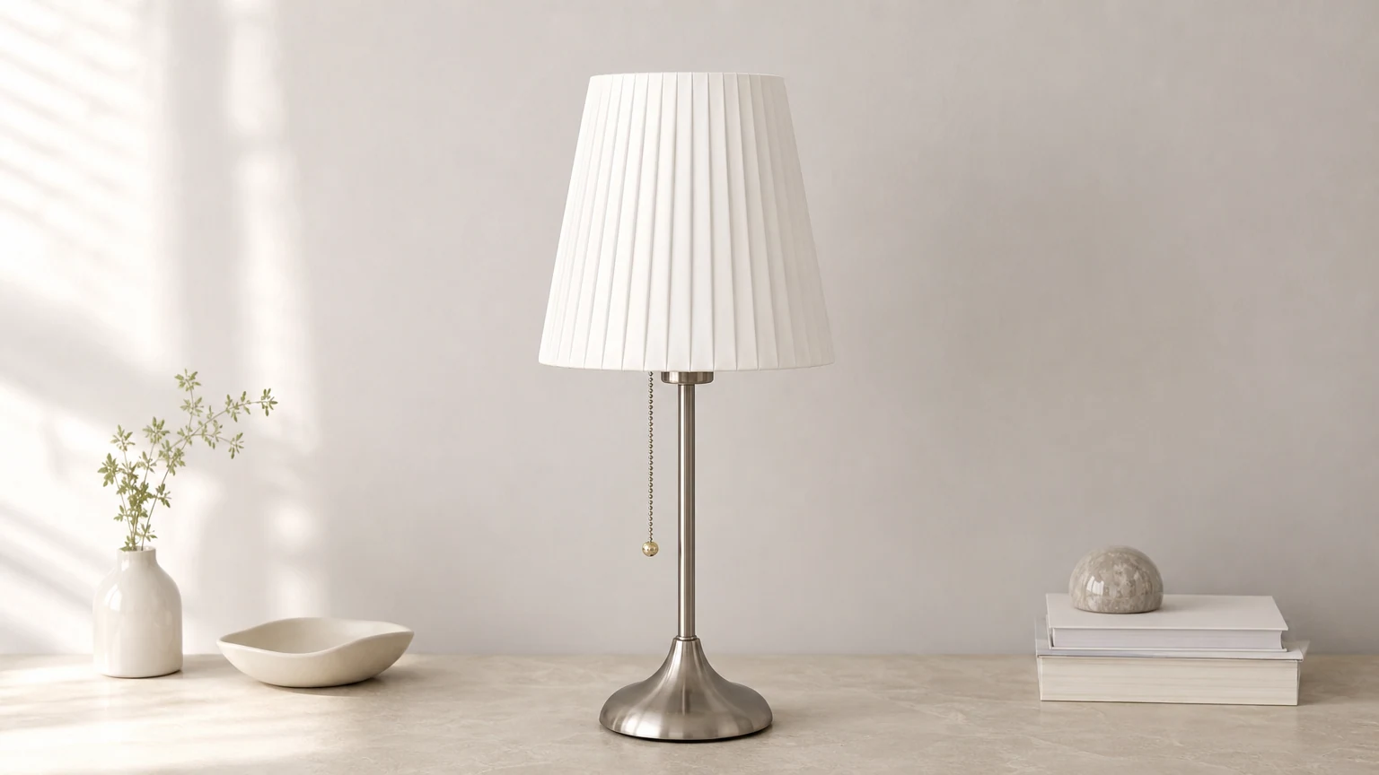 Nattbordslampe med metallfot M91 i myk nattbordssetting
