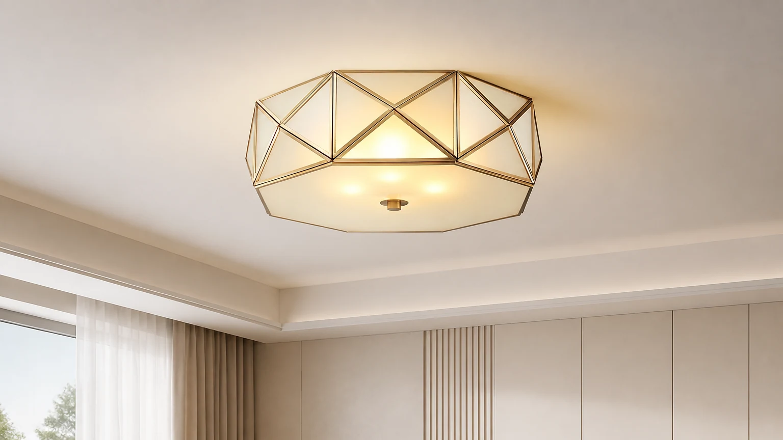 Wpuszczana lampa sufitowa M556 w kształcie geometrycznym zainstalowana w ciepłym wnętrzu