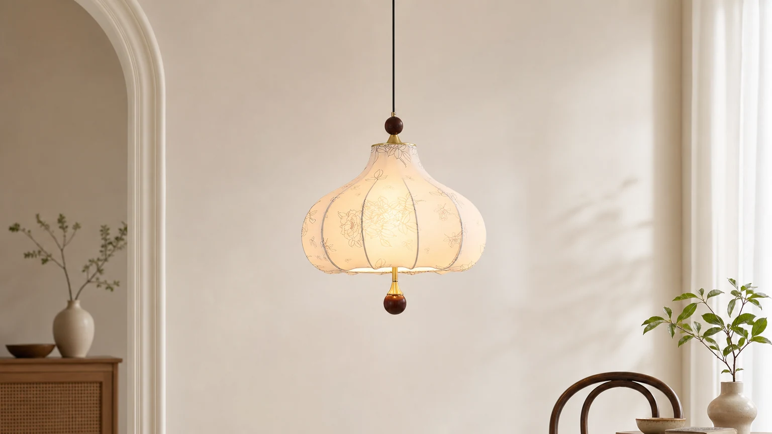 Francuska lampa wisząca M77 w stylu retro z tkaniną w ciepłym pomieszczeniu