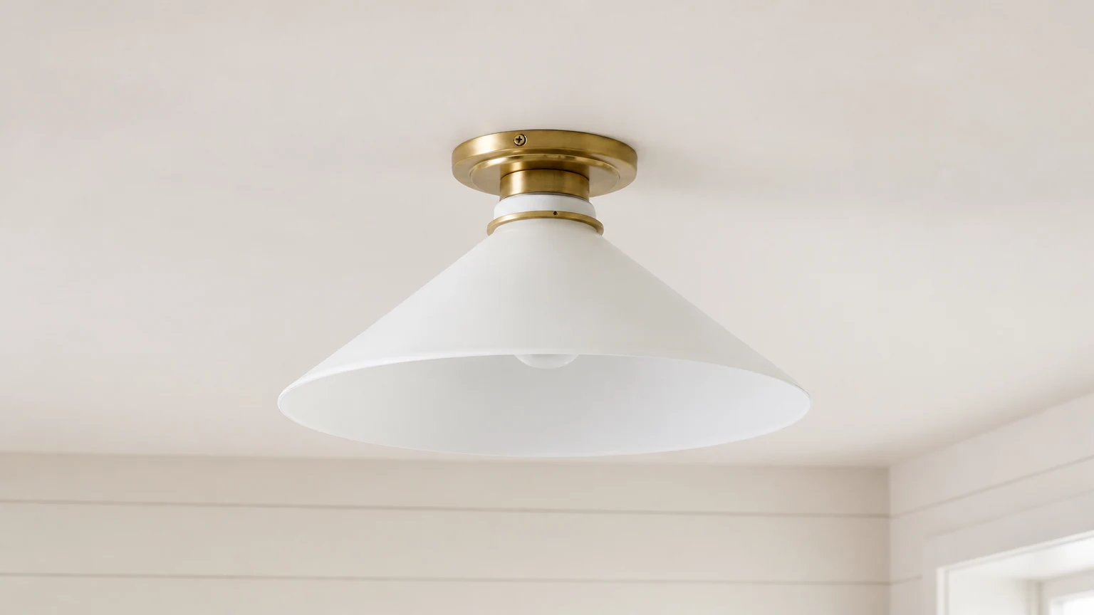 Lampa Aurenza do montażu podtynkowego w ciepłej scenerii sufitu wiejskiego domu