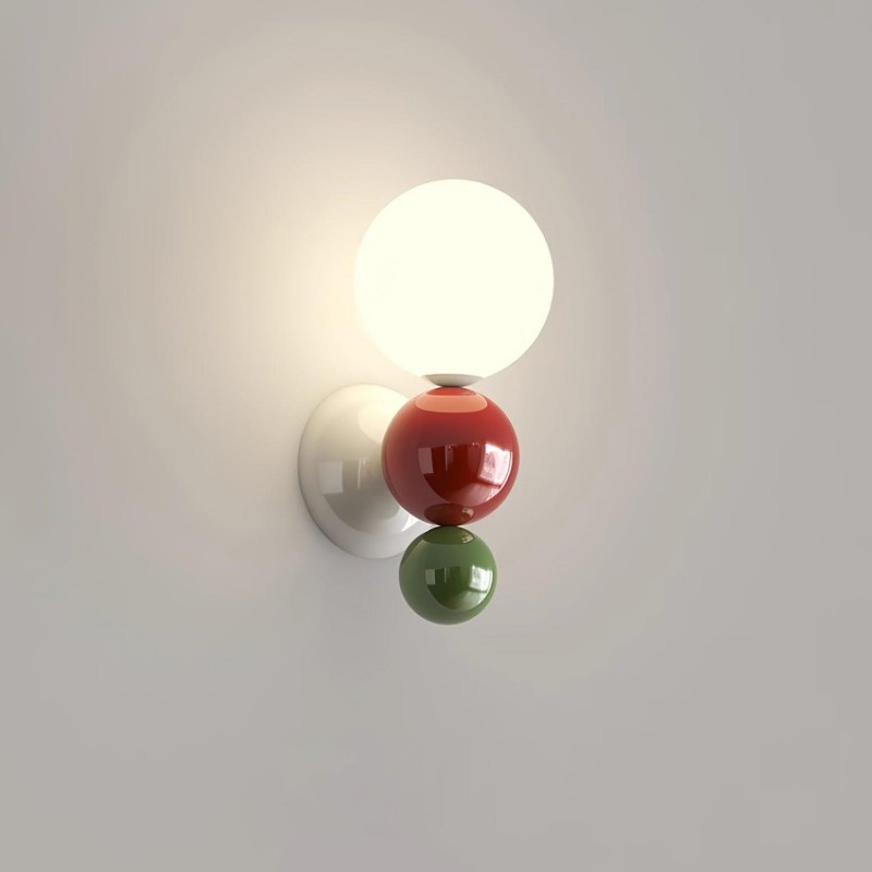 Kinkiet Macaron Globe Bubble świecący na gładkiej ścianie