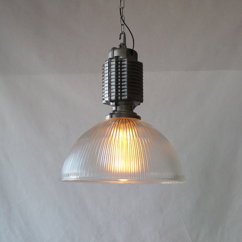 Lampa wisząca Lobay zainstalowana na neutralnej ścianie