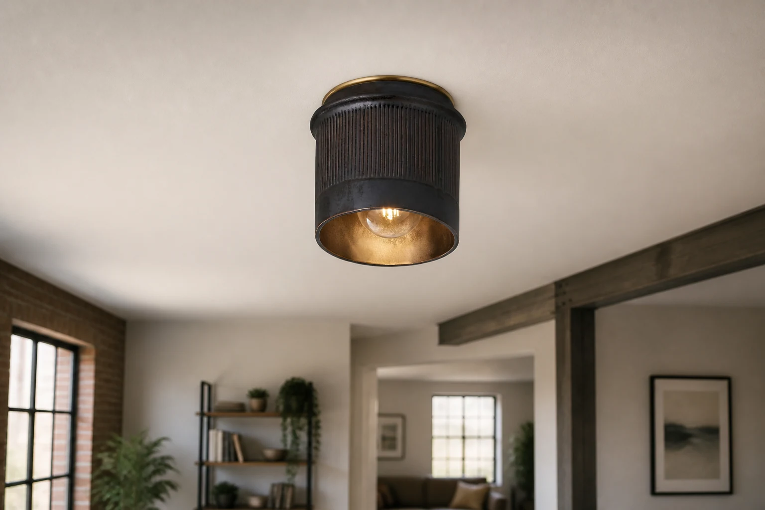 Vintage czarna, metalowa lampa sufitowa do montażu podtynkowego, pokazana w scenie pokoju lifestylowego
