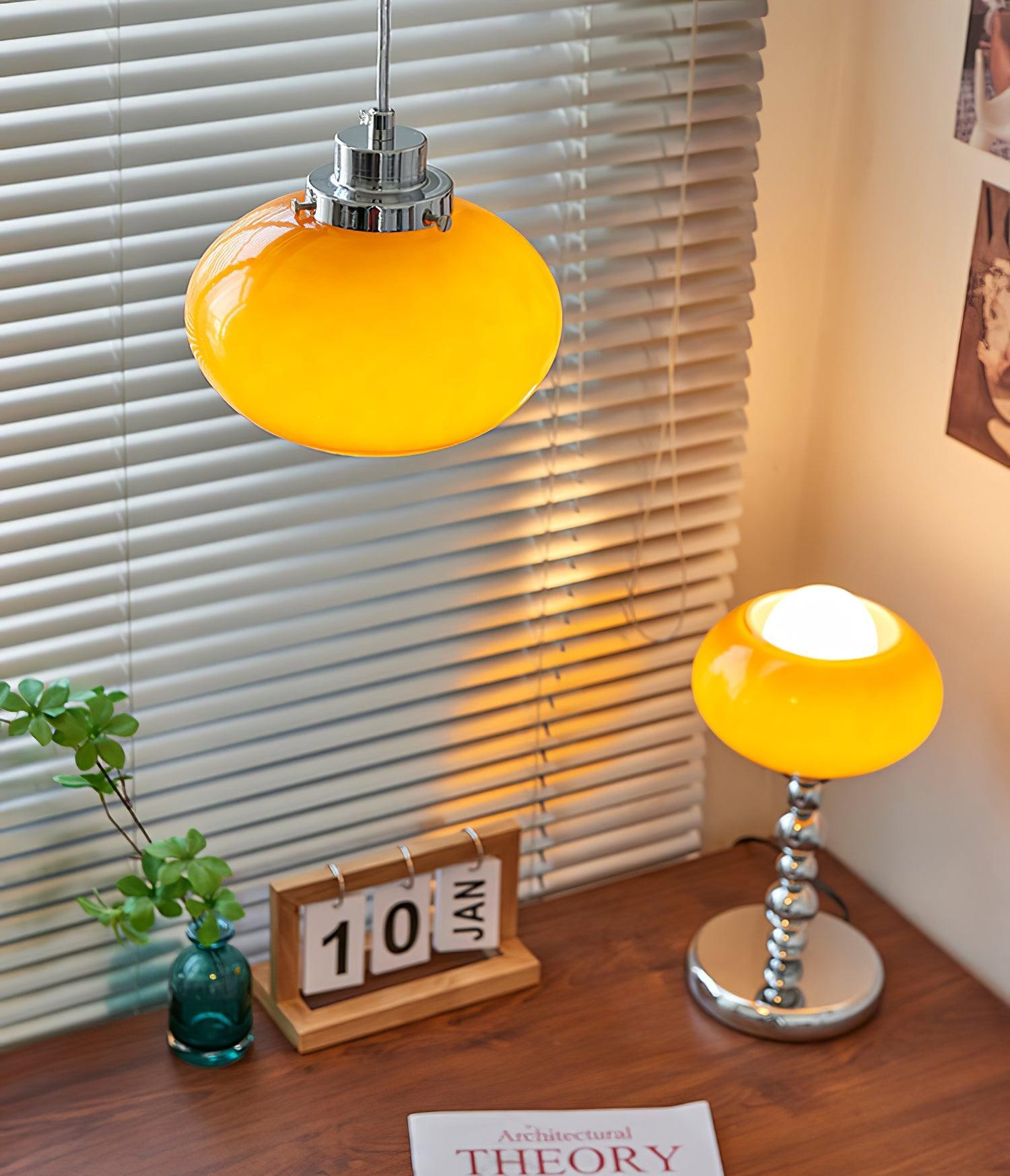 Owalna lampa stołowa Persimmon zapalona na biurku z oświetleniem pokoju