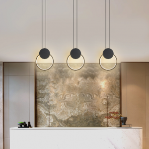 Trzy okrągłe, minimalistyczne lampy wiszące LED nad ladą