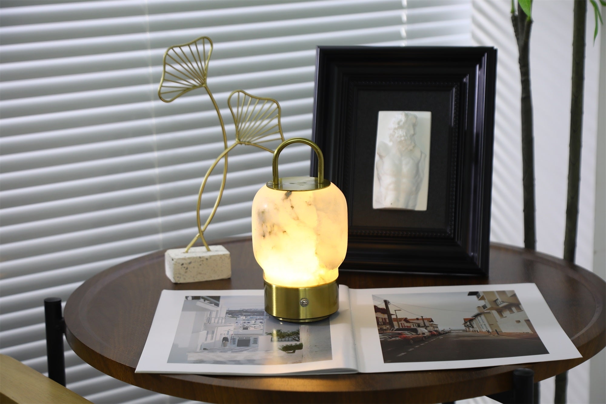 Zapalona lampa D397 w ciepłej scenie na blacie
