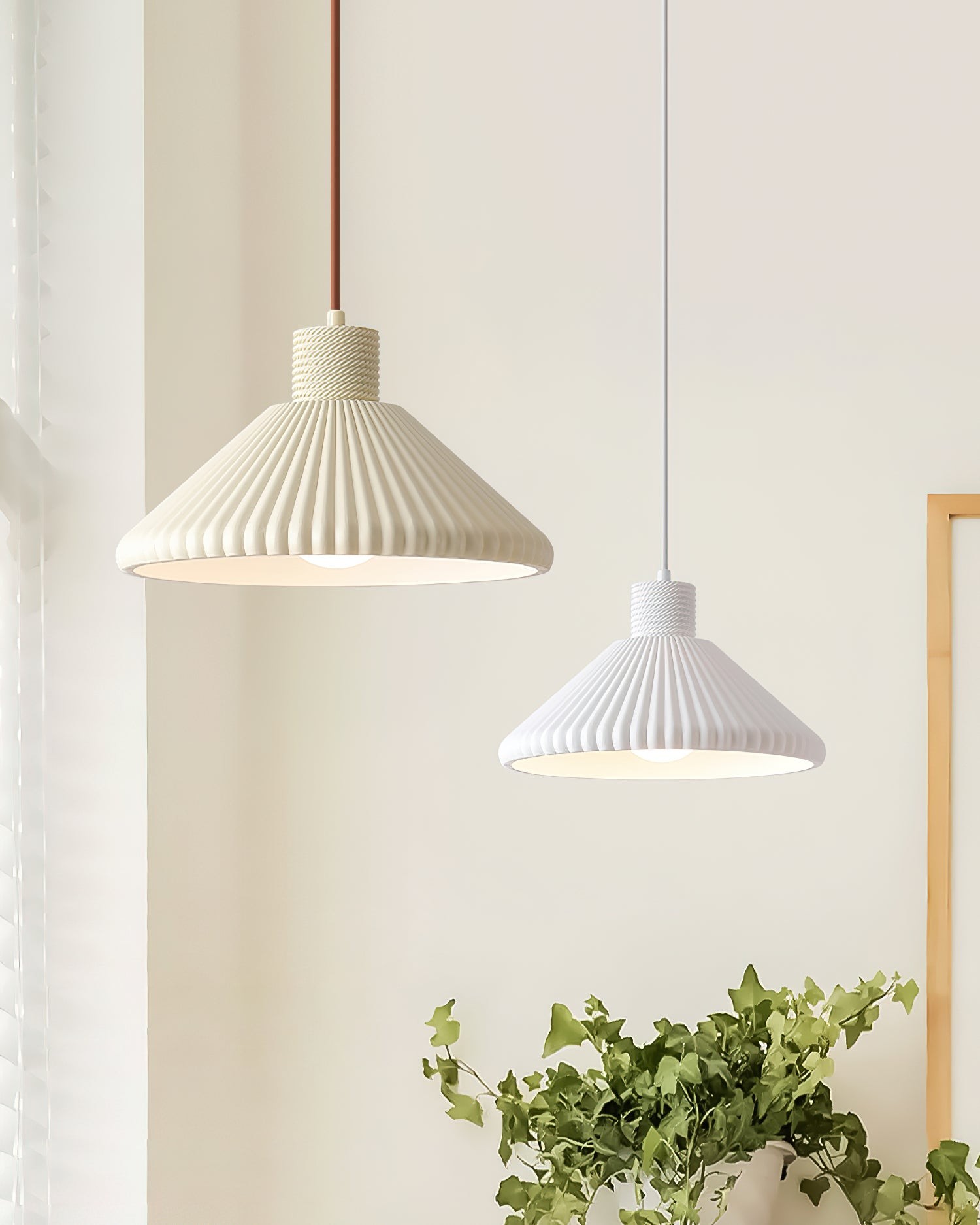 Warianty kremowych i białych lamp wiszących w scenie pomieszczenia