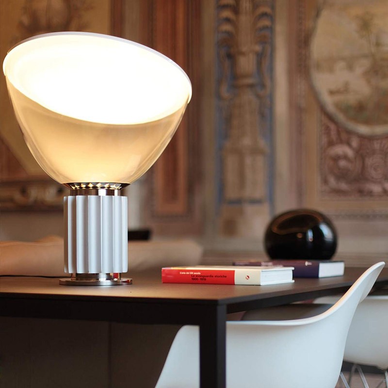 Bliskie ujęcie stylu życia zapalonej lampy na biurku