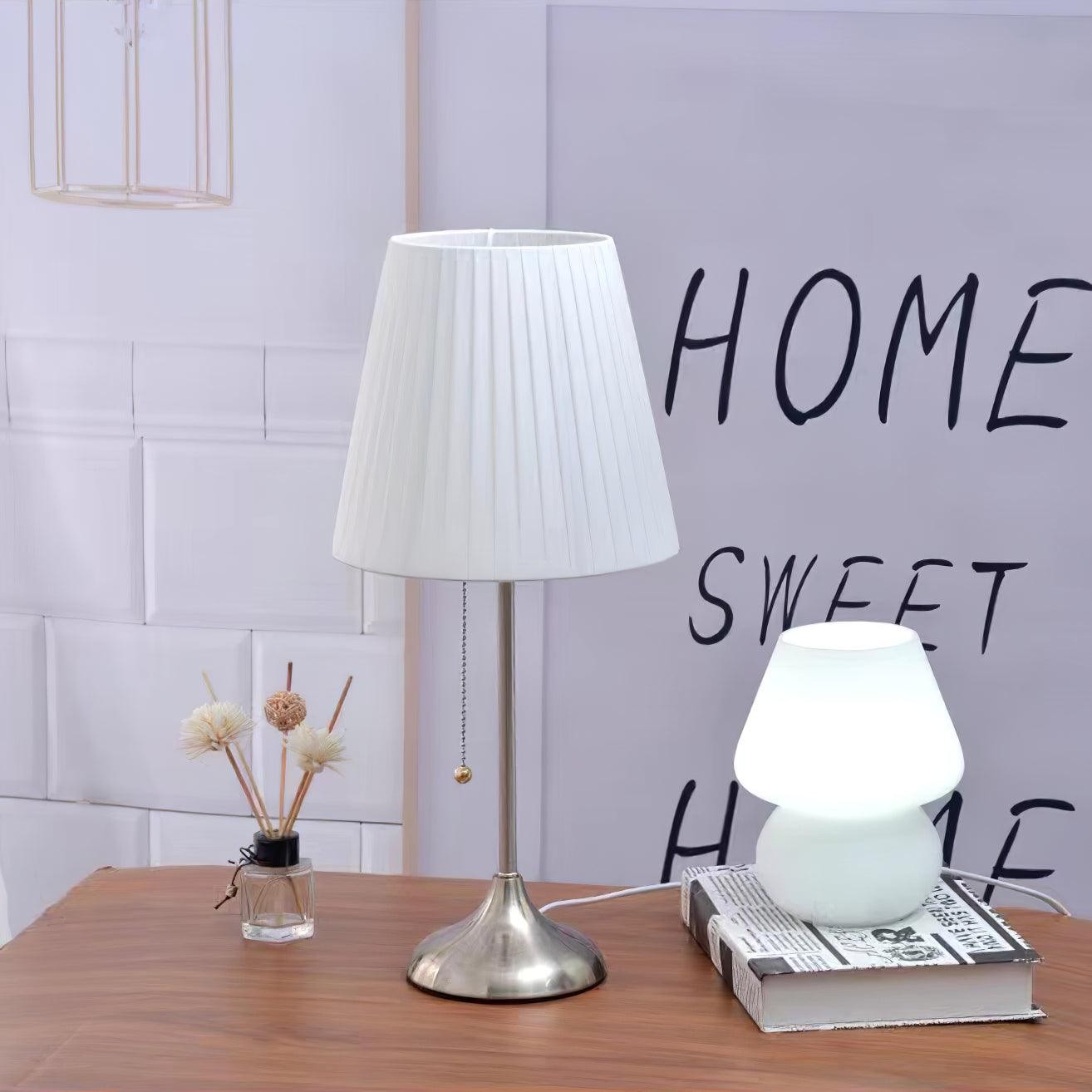M91-lampe på et dekorativt skrivebord