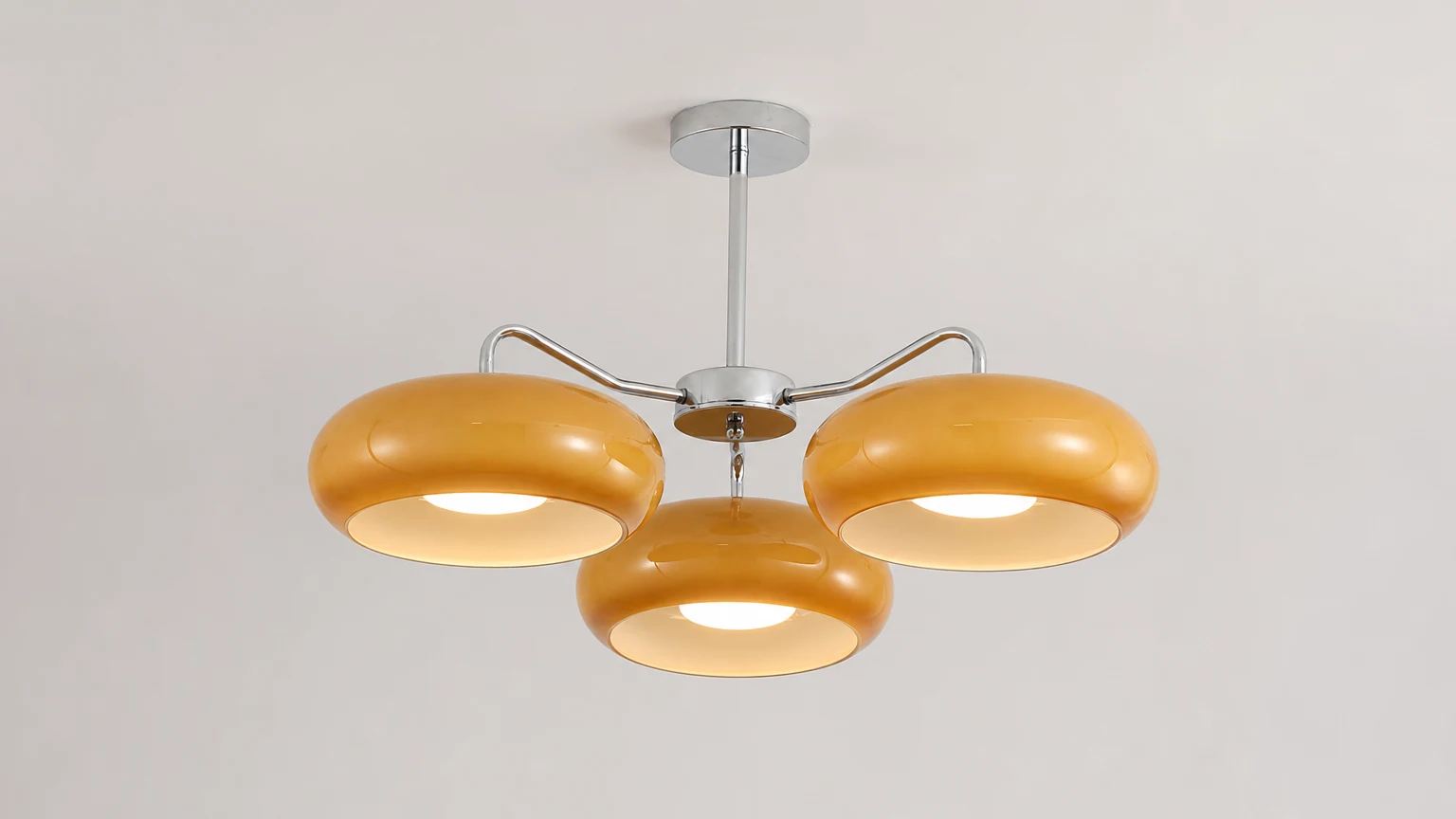 Nowoczesna 3-lampowa chromowana lampa sufitowa M324 zainstalowana w ciepłym pomieszczeniu