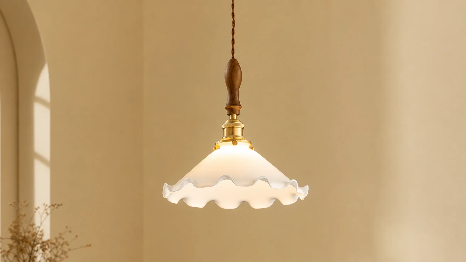 Vintage lampa wisząca z białą szklaną osłoną w ciepłym wnętrzu